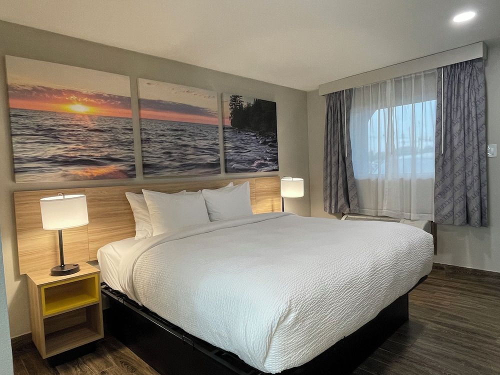 Days Inn by Wyndham Sulphur Springs Room, 1 King Bed, Non Smoking 4