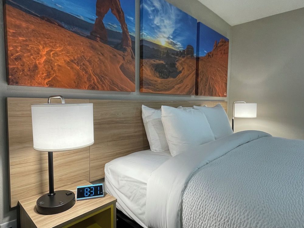 Days Inn by Wyndham Sulphur Springs Room, 1 King Bed, Non Smoking 3