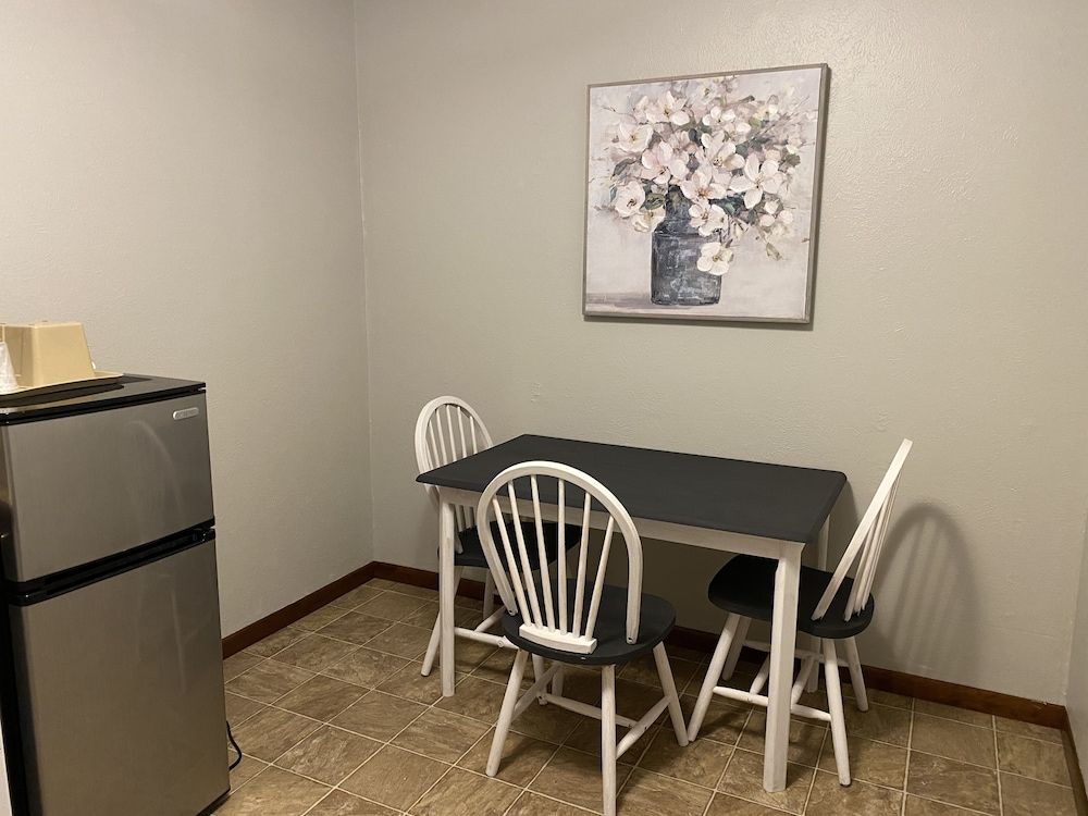 Rockwood Resort Motel Deluxe Suite, 1 Queen Bed with Sofa bed 4