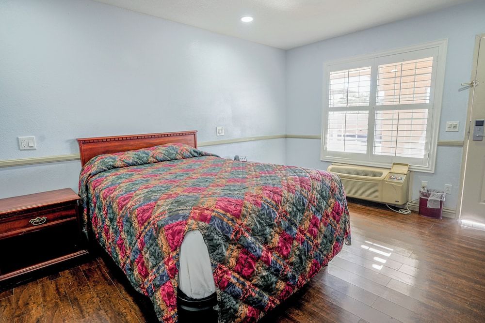 Day&Night Inn Room, 1 Queen Bed, Smoking