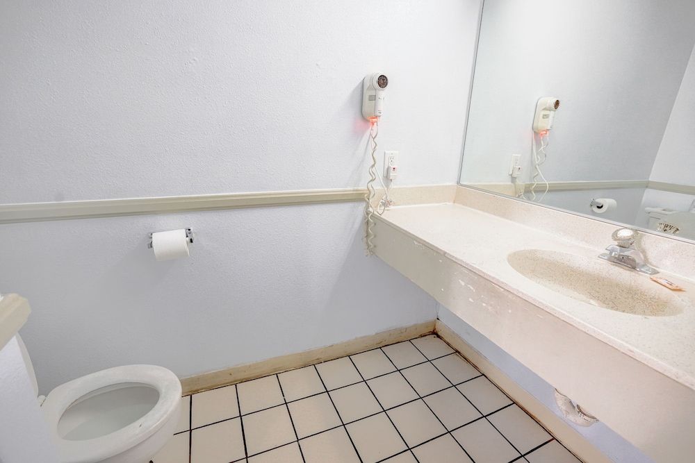 Day&Night Inn Room, 1 Queen Bed, Smoking 5