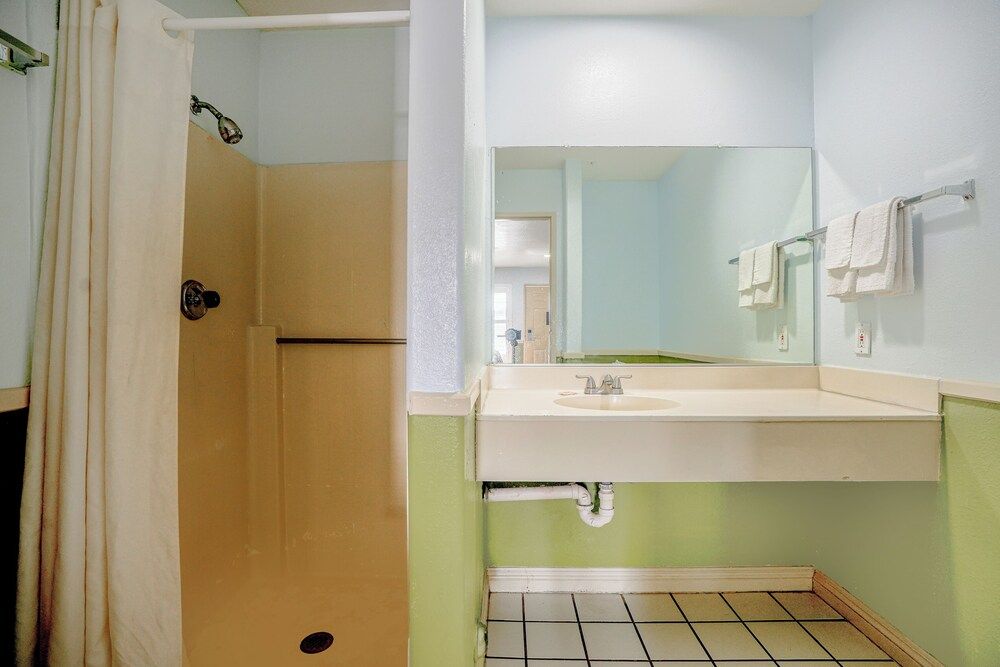 Day&Night Inn Room, 2 Queen Beds, Smoking 5