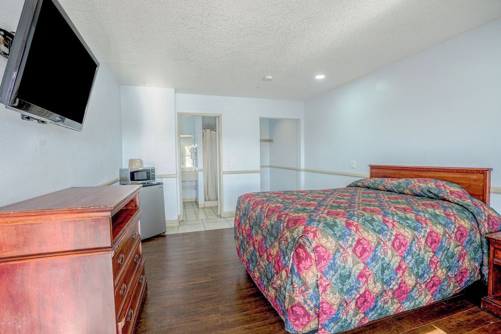 Day&Night Inn Room, 1 Queen Bed, Smoking 2