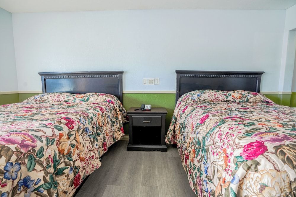 Day&Night Inn Room, 2 Queen Beds, Smoking 4