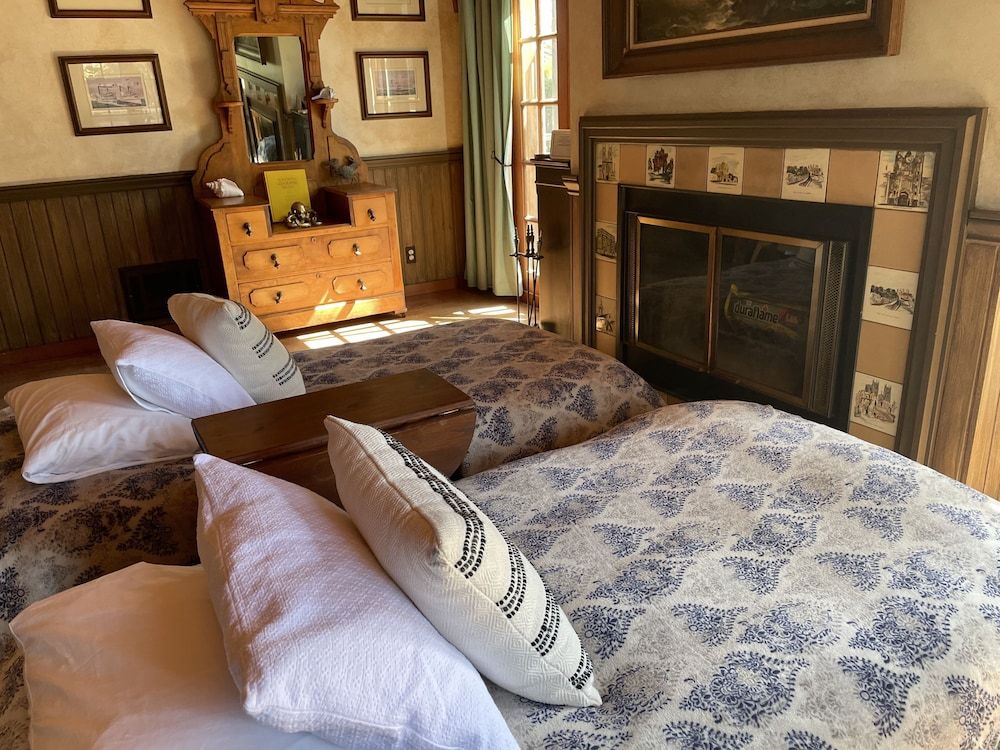 Rendezvous Mendocino Sea Urchin Studio 5