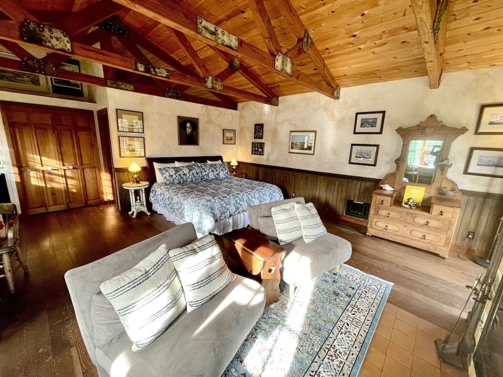 Rendezvous Mendocino Sea Urchin Studio 2