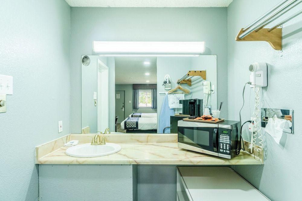 Purple Sage By OYO Snyder TX Room, 2 Queen Beds, Kitchenette 14