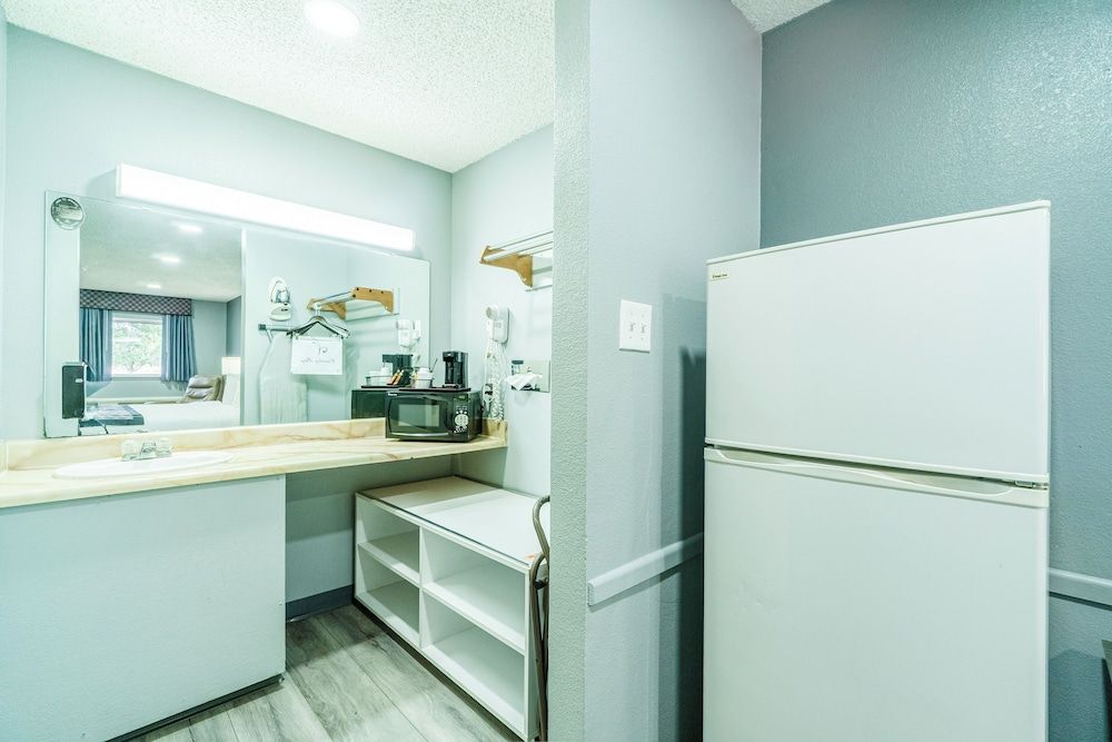 Purple Sage By OYO Snyder TX Room, 1 King Bed, Accessible, Non Smoking 9