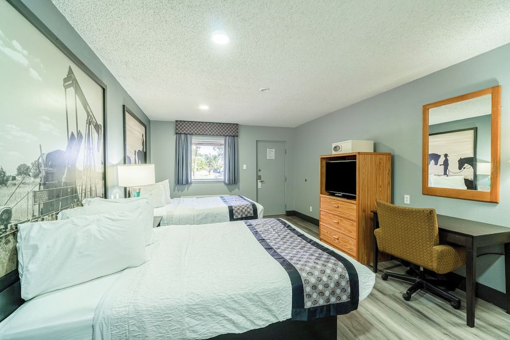 Purple Sage By OYO Snyder TX Room, 2 Queen Beds, Kitchenette 9