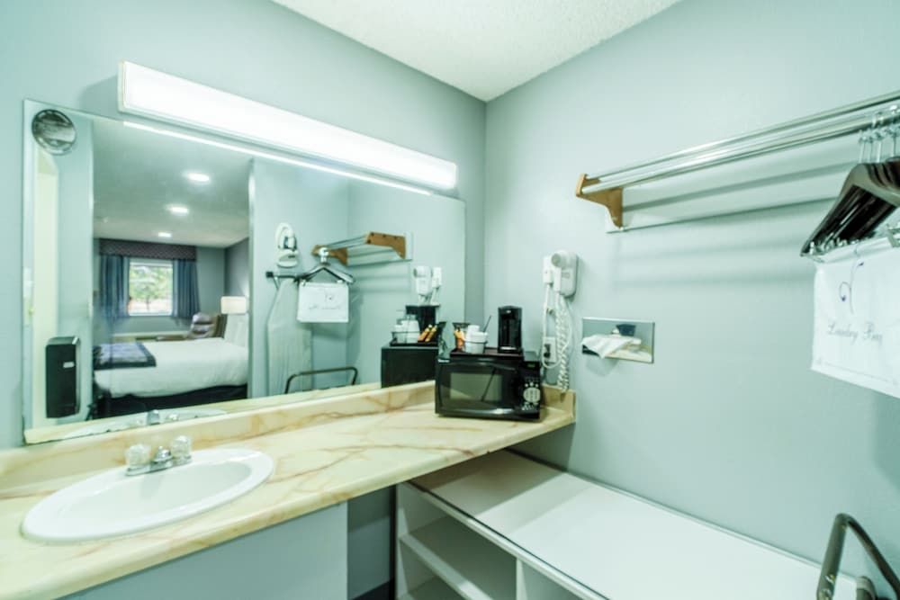 Purple Sage By OYO Snyder TX Room, 1 King Bed, Accessible, Non Smoking 8