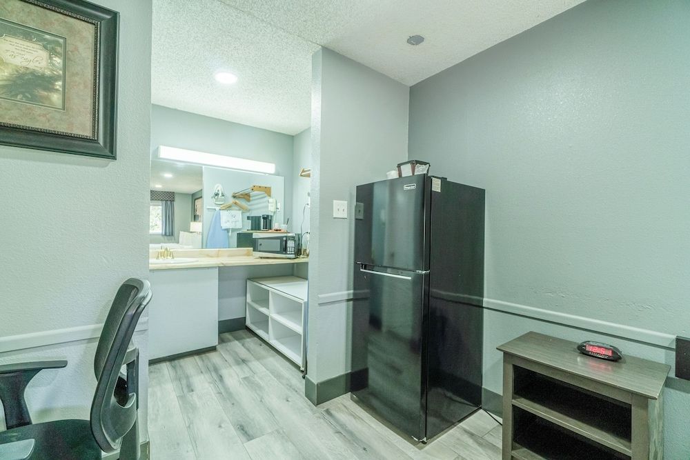 Purple Sage By OYO Snyder TX Room, 2 Queen Beds, Kitchenette 2