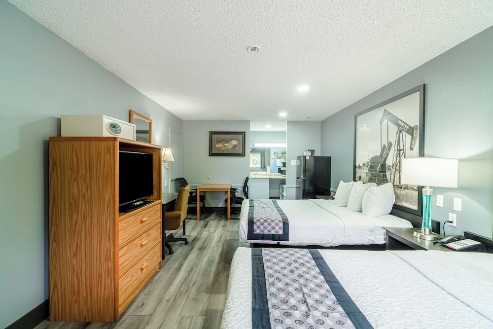 Purple Sage By OYO Snyder TX Room, 2 Queen Beds, Kitchenette 7