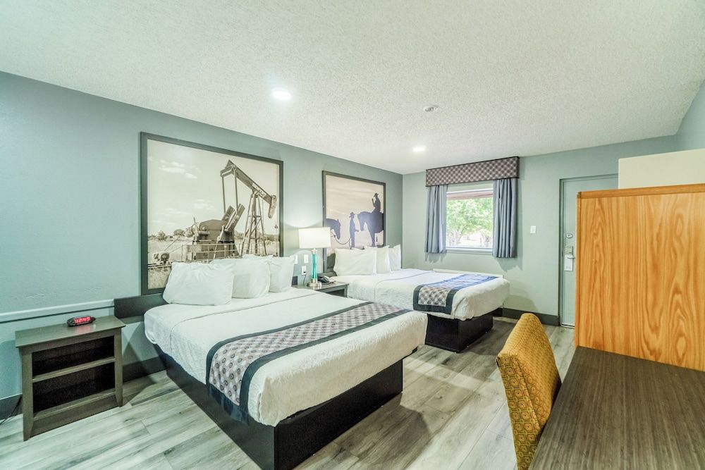 Purple Sage By OYO Snyder TX Room, 2 Queen Beds, Kitchenette 3