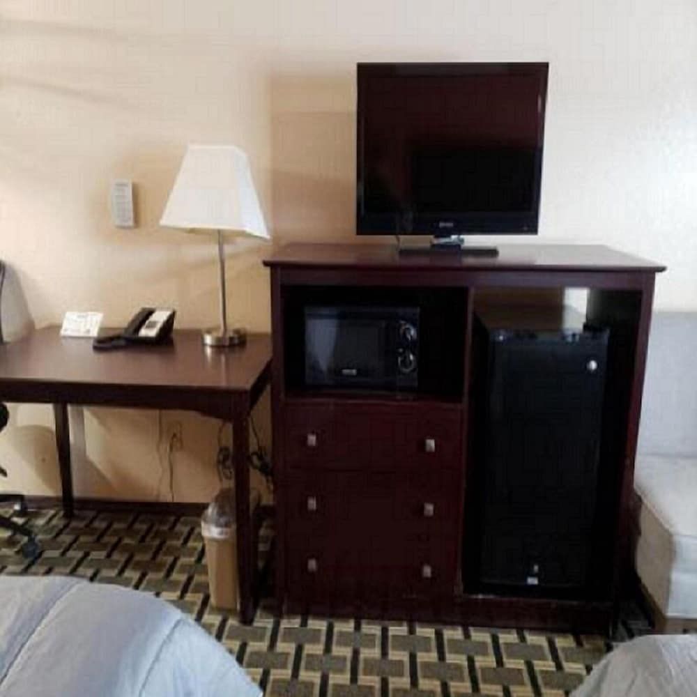 Executive Inn Woodward 2 Queen Smoking 2