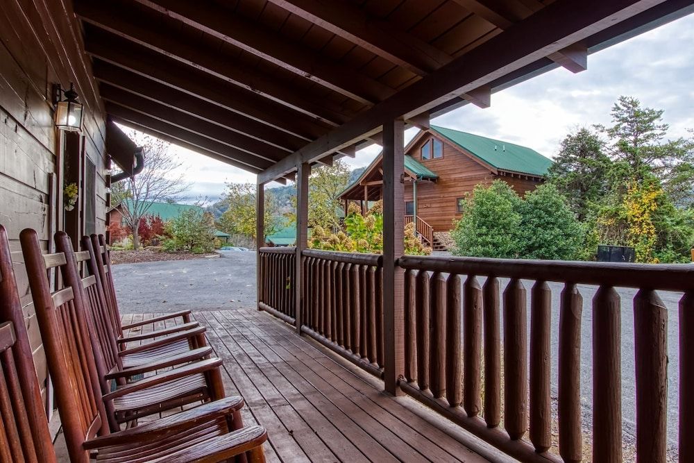 Ern819 - Mountain Majesty - Great Location! Close To All The Action! 5 Bedroom Cabin by RedAwning Cabin, 5 Bedrooms 36