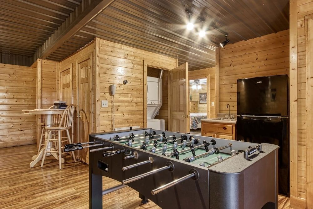 Ern819 - Mountain Majesty - Great Location! Close To All The Action! 5 Bedroom Cabin by RedAwning Cabin, 5 Bedrooms 32