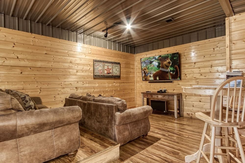 Ern819 - Mountain Majesty - Great Location! Close To All The Action! 5 Bedroom Cabin by RedAwning Cabin, 5 Bedrooms 29