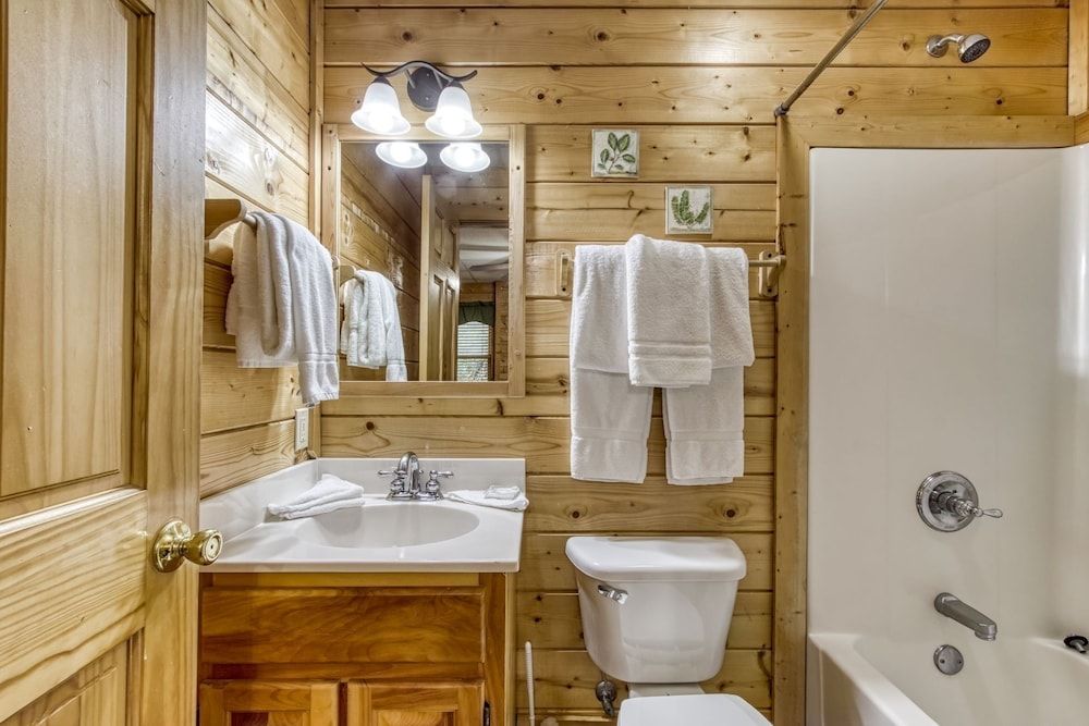 Ern819 - Mountain Majesty - Great Location! Close To All The Action! 5 Bedroom Cabin by RedAwning Cabin, 5 Bedrooms 22