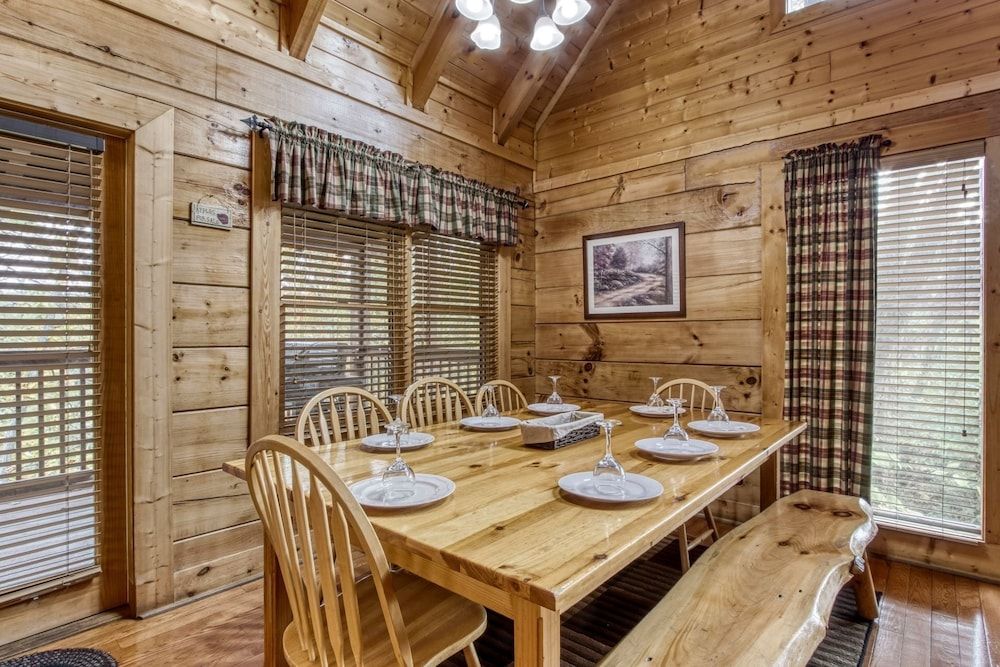 Ern819 - Mountain Majesty - Great Location! Close To All The Action! 5 Bedroom Cabin by RedAwning Cabin, 5 Bedrooms 25