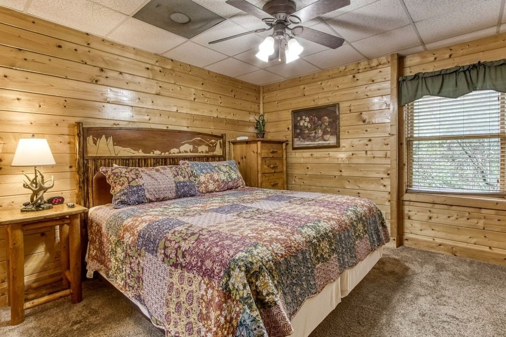 Ern819 - Mountain Majesty - Great Location! Close To All The Action! 5 Bedroom Cabin by RedAwning Cabin, 5 Bedrooms 10