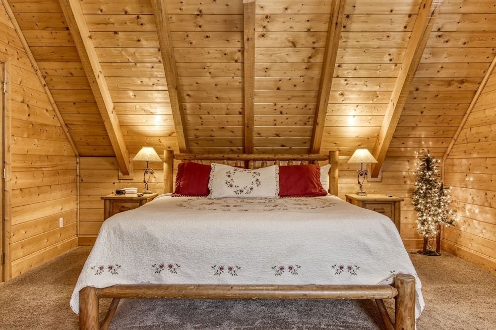 Ern819 - Mountain Majesty - Great Location! Close To All The Action! 5 Bedroom Cabin by RedAwning Cabin, 5 Bedrooms 3