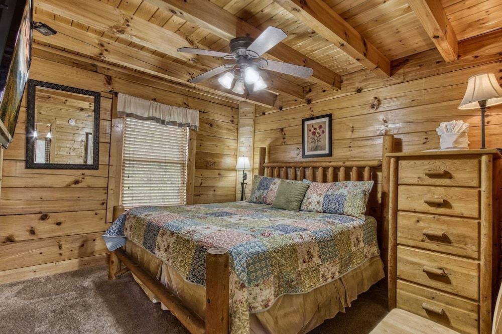 Ern819 - Mountain Majesty - Great Location! Close To All The Action! 5 Bedroom Cabin by RedAwning Cabin, 5 Bedrooms 8