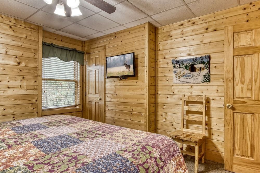 Ern819 - Mountain Majesty - Great Location! Close To All The Action! 5 Bedroom Cabin by RedAwning Cabin, 5 Bedrooms 11