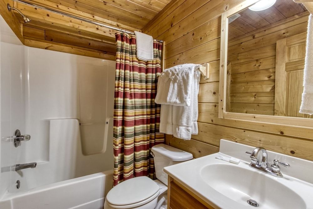 Ern819 - Mountain Majesty - Great Location! Close To All The Action! 5 Bedroom Cabin by RedAwning Cabin, 5 Bedrooms 21