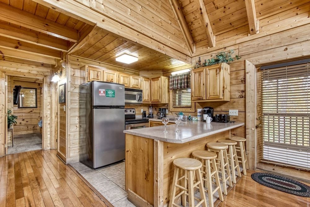 Ern819 - Mountain Majesty - Great Location! Close To All The Action! 5 Bedroom Cabin by RedAwning Cabin, 5 Bedrooms 14