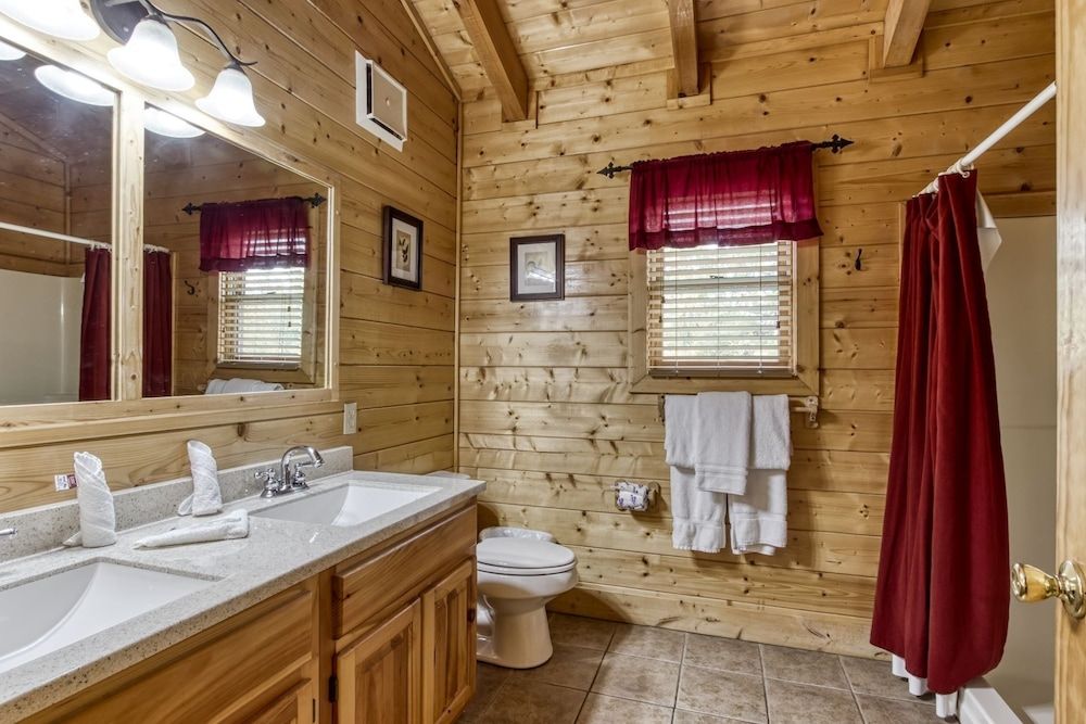 Ern819 - Mountain Majesty - Great Location! Close To All The Action! 5 Bedroom Cabin by RedAwning Cabin, 5 Bedrooms 18