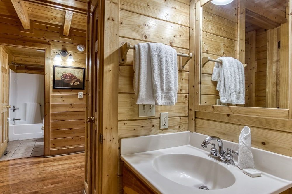 Ern819 - Mountain Majesty - Great Location! Close To All The Action! 5 Bedroom Cabin by RedAwning Cabin, 5 Bedrooms 20