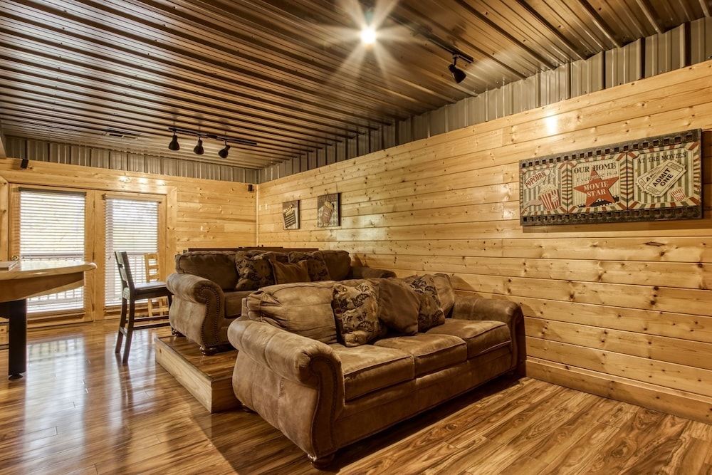 Ern819 - Mountain Majesty - Great Location! Close To All The Action! 5 Bedroom Cabin by RedAwning Cabin, 5 Bedrooms 30