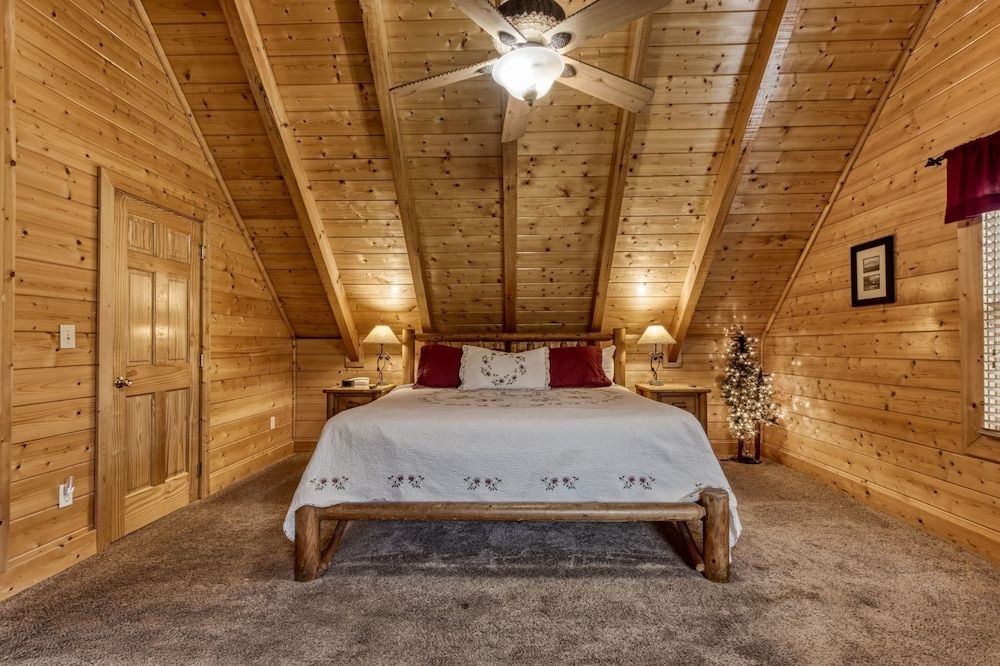 Ern819 - Mountain Majesty - Great Location! Close To All The Action! 5 Bedroom Cabin by RedAwning Cabin, 5 Bedrooms 4