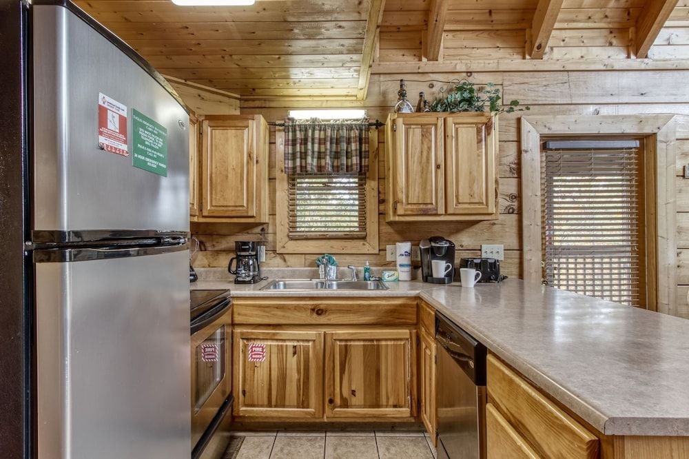Ern819 - Mountain Majesty - Great Location! Close To All The Action! 5 Bedroom Cabin by RedAwning Cabin, 5 Bedrooms 15