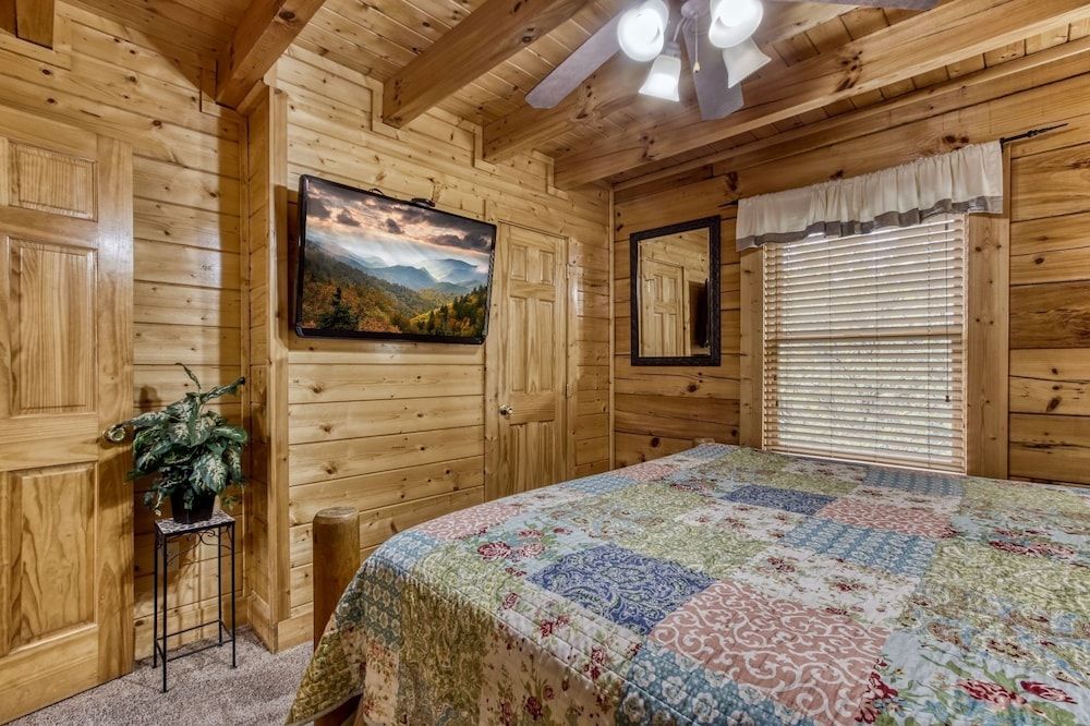 Ern819 - Mountain Majesty - Great Location! Close To All The Action! 5 Bedroom Cabin by RedAwning Cabin, 5 Bedrooms 9