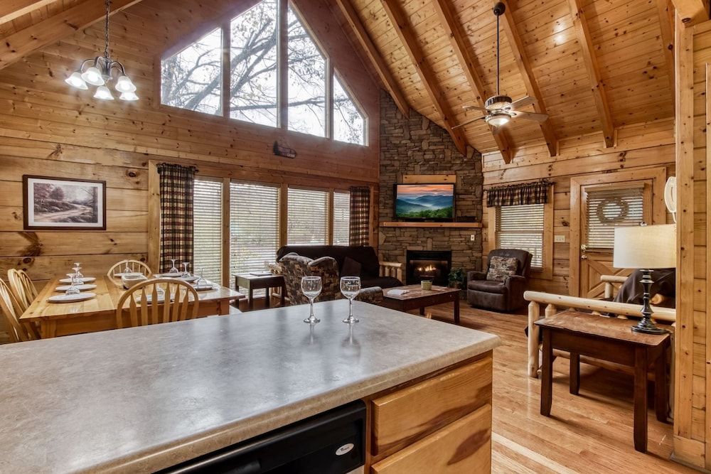 Ern819 - Mountain Majesty - Great Location! Close To All The Action! 5 Bedroom Cabin by RedAwning Cabin, 5 Bedrooms 16