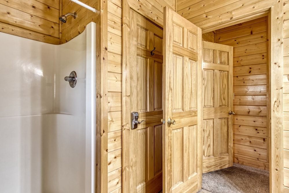 Ern819 - Mountain Majesty - Great Location! Close To All The Action! 5 Bedroom Cabin by RedAwning Cabin, 5 Bedrooms 34