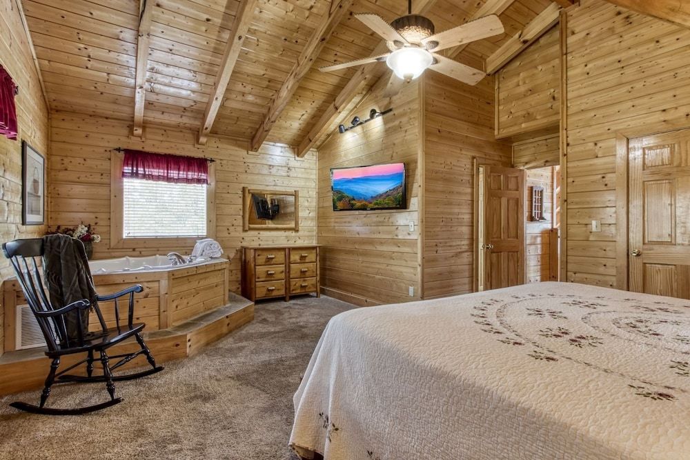 Ern819 - Mountain Majesty - Great Location! Close To All The Action! 5 Bedroom Cabin by RedAwning Cabin, 5 Bedrooms 5