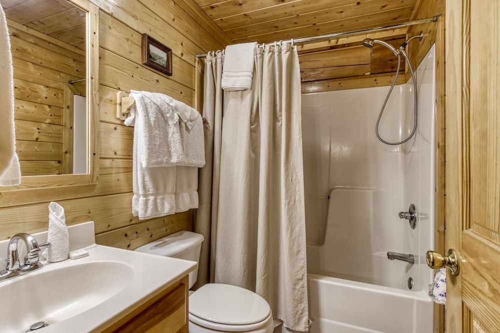 Ern819 - Mountain Majesty - Great Location! Close To All The Action! 5 Bedroom Cabin by RedAwning Cabin, 5 Bedrooms 19