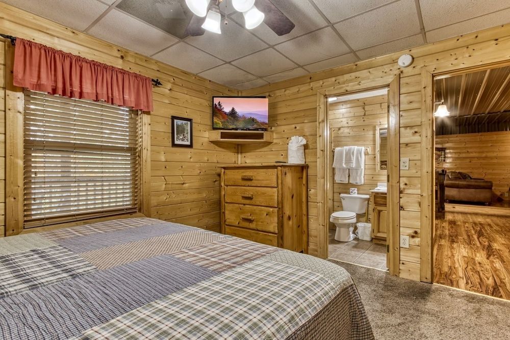 Ern819 - Mountain Majesty - Great Location! Close To All The Action! 5 Bedroom Cabin by RedAwning Cabin, 5 Bedrooms 13