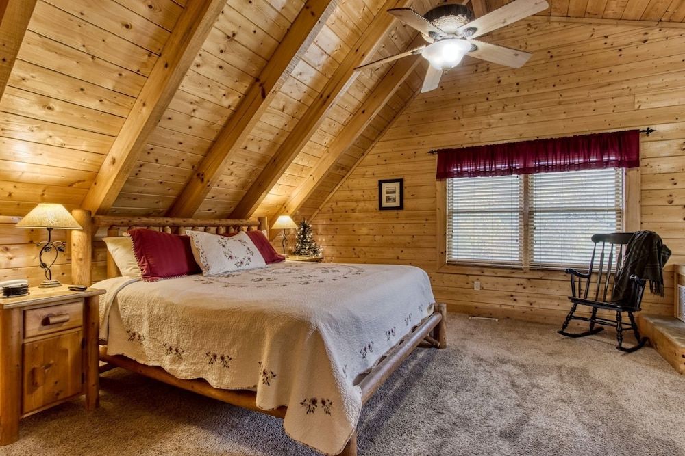 Ern819 - Mountain Majesty - Great Location! Close To All The Action! 5 Bedroom Cabin by RedAwning Cabin, 5 Bedrooms 2