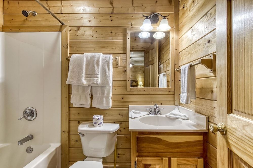 Ern819 - Mountain Majesty - Great Location! Close To All The Action! 5 Bedroom Cabin by RedAwning Cabin, 5 Bedrooms 23