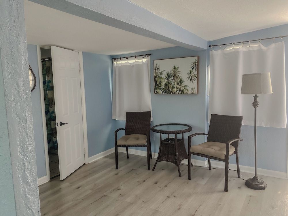 Oasis Palms Standard Studio Suite, 1 Queen Bed 2