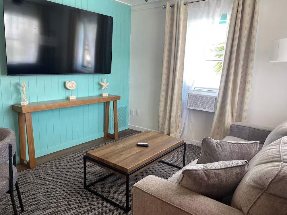 Oasis Palms Premium Suite, 1 Queen Bed with Sofa bed 2