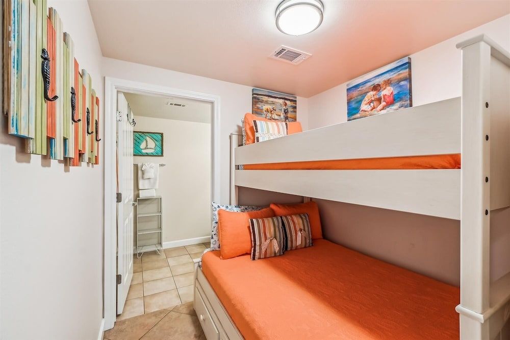 Condo, 2 Bedrooms