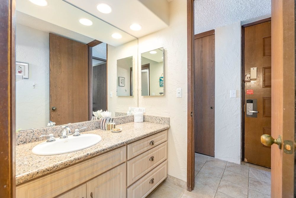 Papakea L207 Ocean Front 1 Bedroom 1 Condo by RedAwning Condo, 1 Bedroom 16