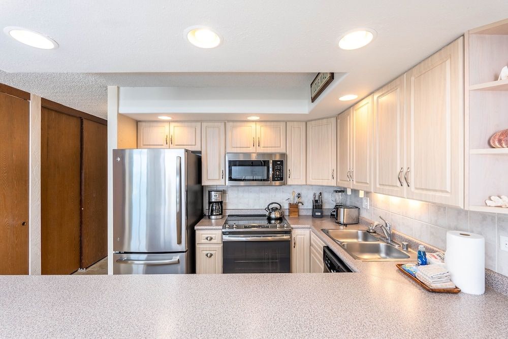 Papakea L207 Ocean Front 1 Bedroom 1 Condo by RedAwning Condo, 1 Bedroom 9