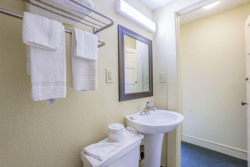 Budget Inn By OYO Natural Bridge I-81 Room, 1 Double Bed, Non Smoking 11