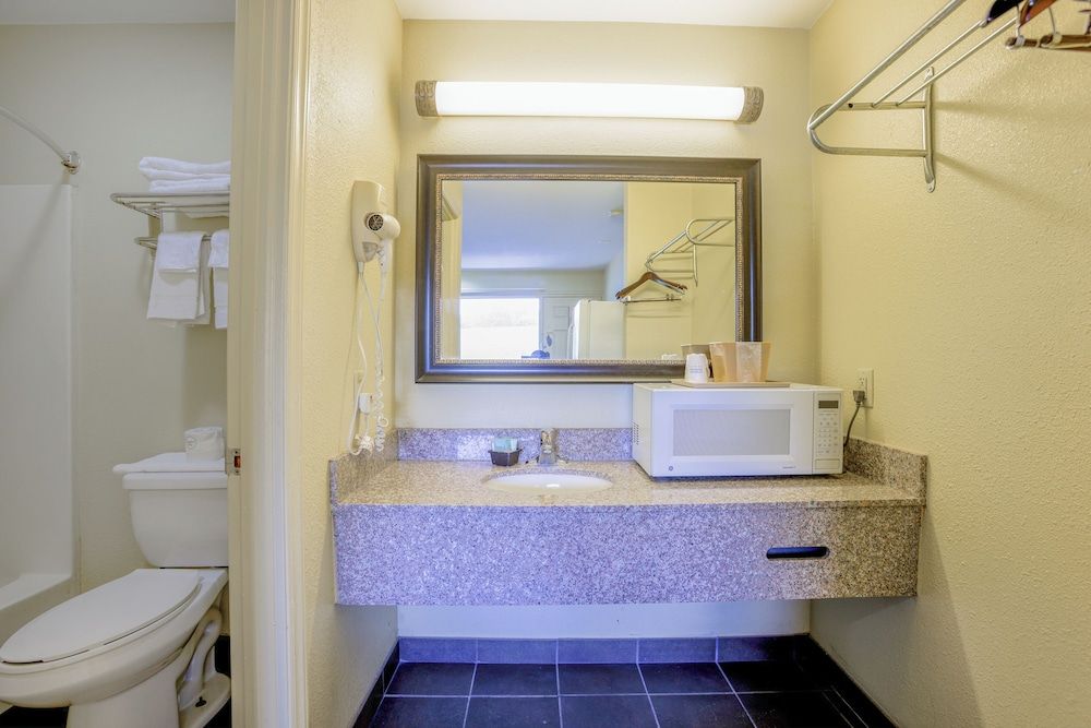 Budget Inn By OYO Natural Bridge I-81 Room, 1 Queen Bed, Non Smoking 10