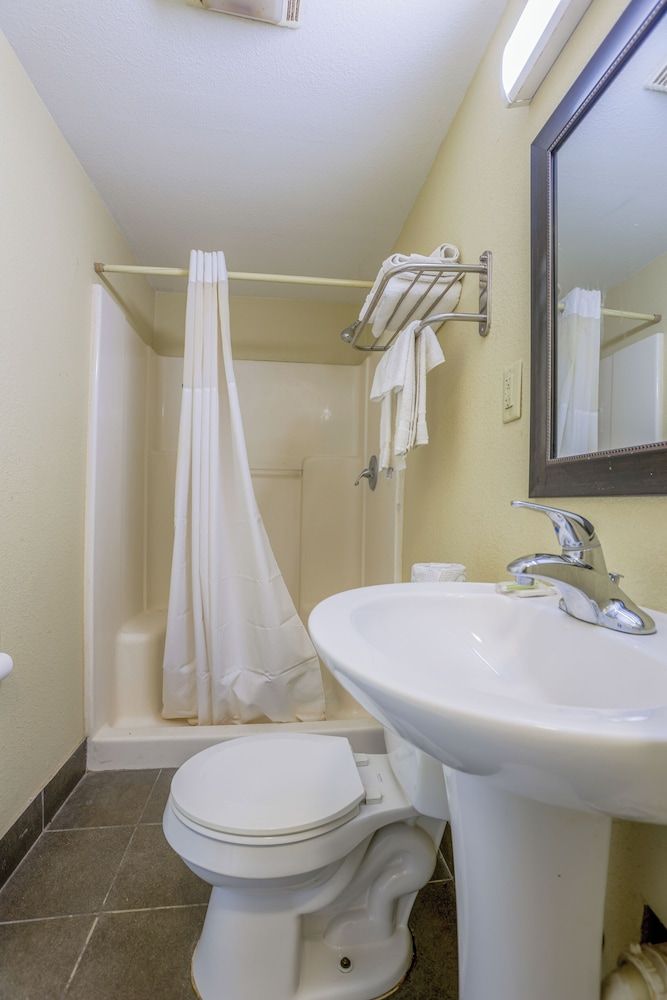 Budget Inn By OYO Natural Bridge I-81 Room, 1 Double Bed, Non Smoking 8